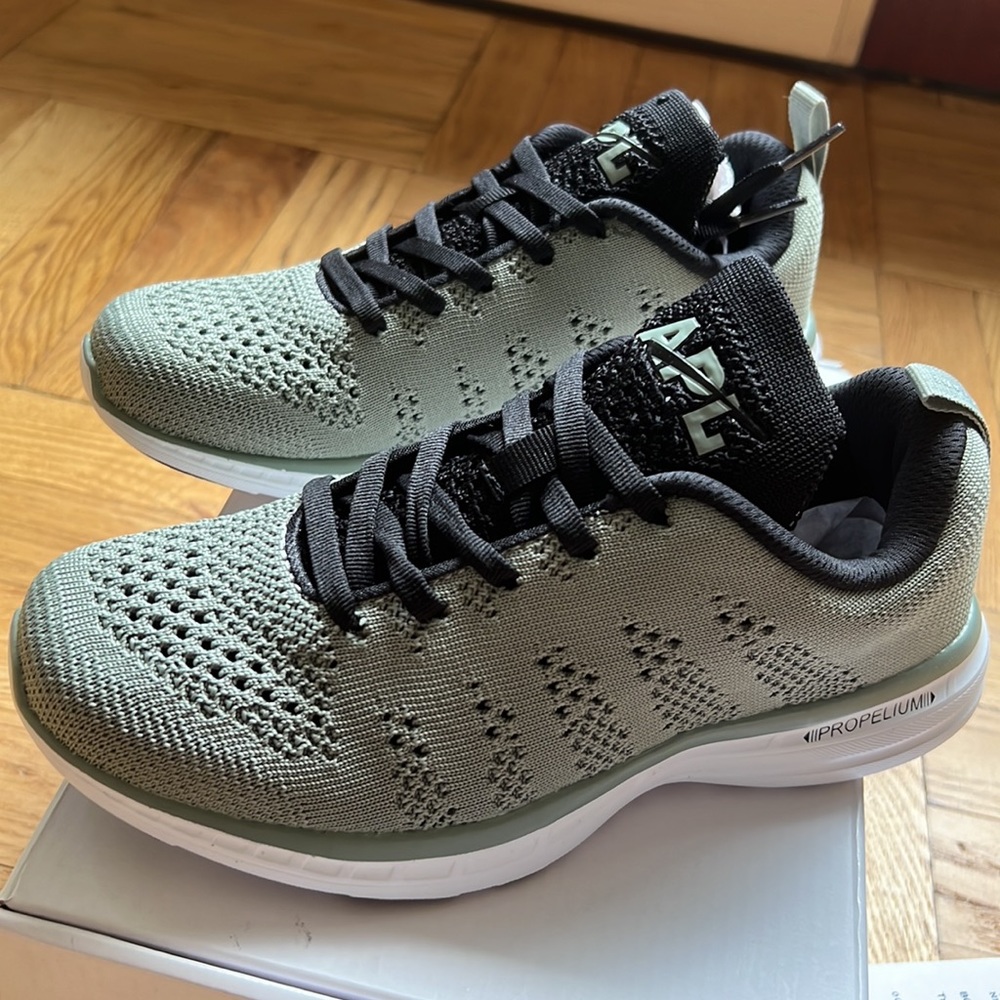 APL Techloom Pro Women’s Sneakers Sz 5.5 NEW IN BOX - Picture 2 of 5